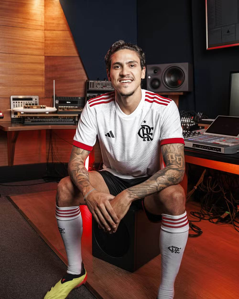 Adidas enfatiza paixão desde a infância na nova camisa titular do Flamengo  para 2024 - Máquina do Esporte