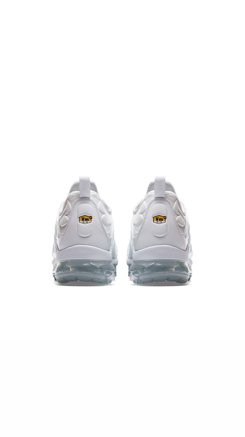 triple white vapormax plus