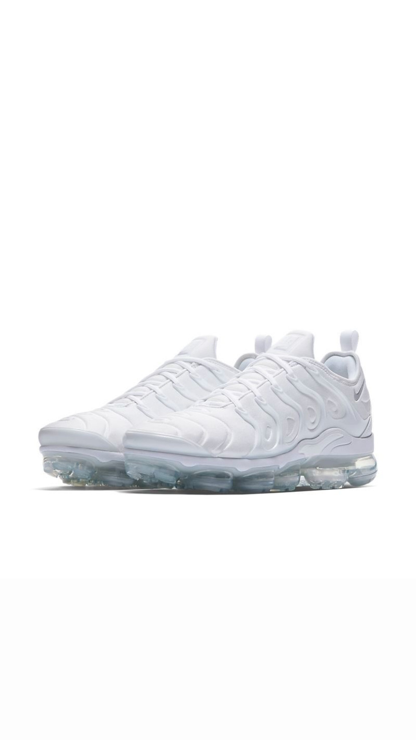 triple white vapormax plus