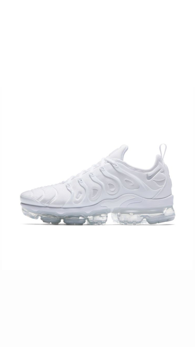 triple white vapormax plus