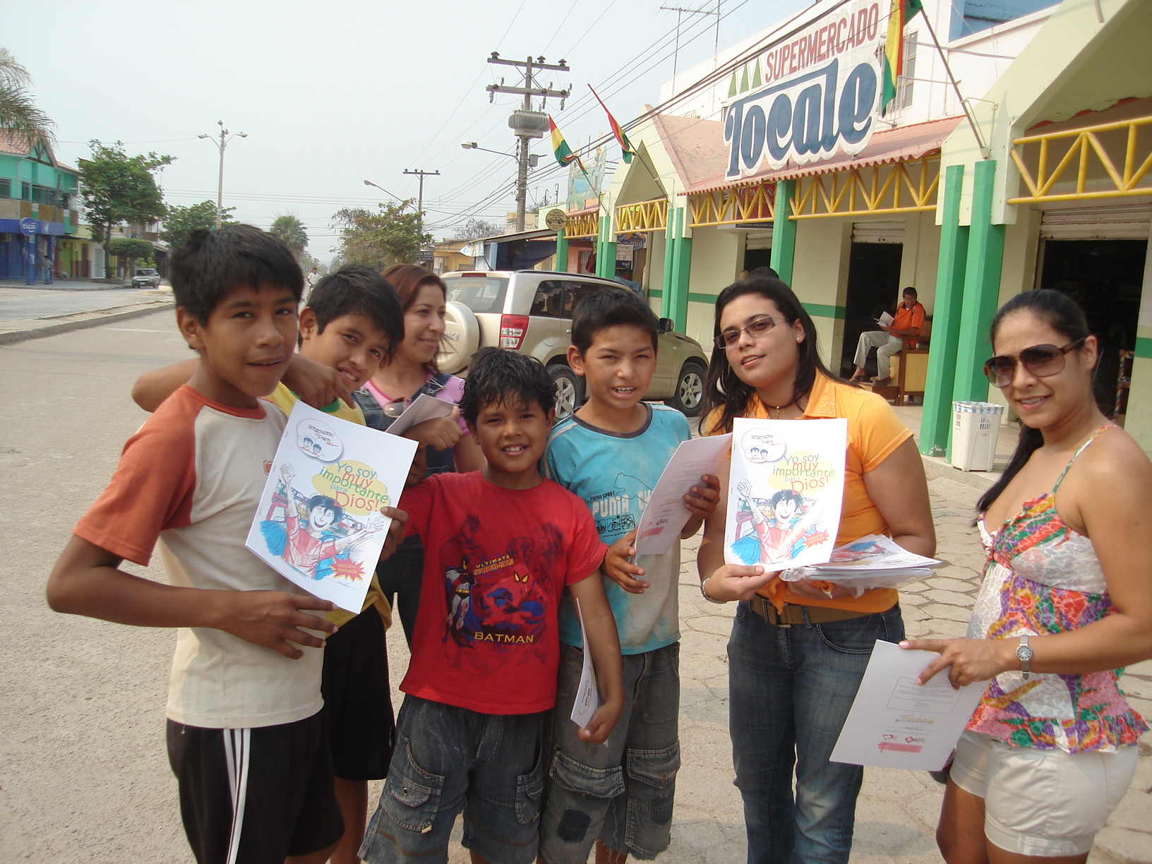 Distribuição de revista em quadrinhos em Puerto Suárez - Bolívia