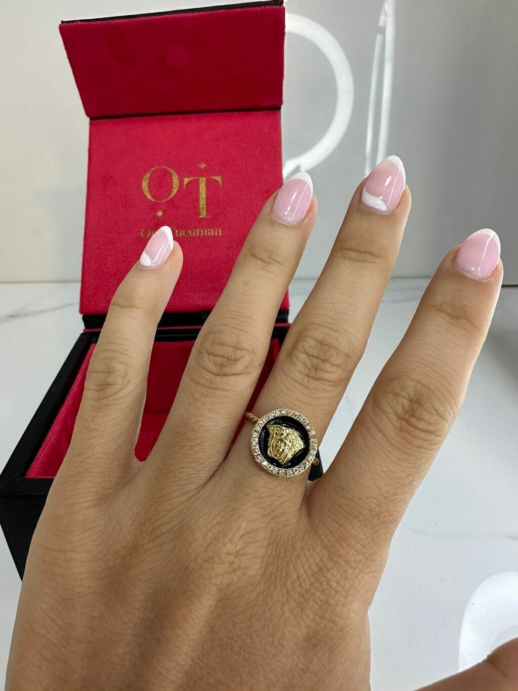 Anillo Versace fondo negro Comprar en Oro Tucuman