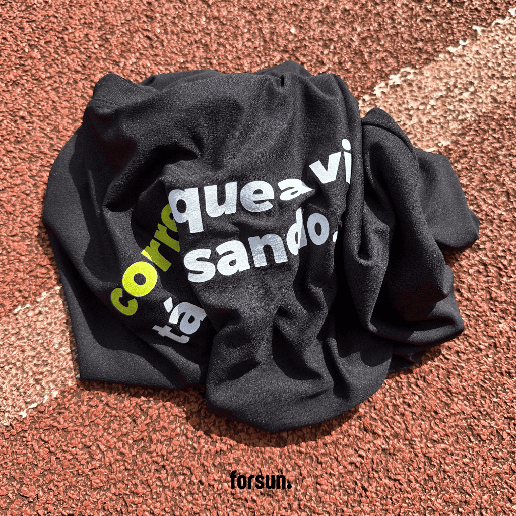 Camiseta Dry fit Tech de Corrida com frase Corre que a vida tá passando