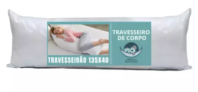 Embalagem de travesseiro de corpo mostrando uma mulher utilizando o produto, destacando a versatilidade e o suporte para todo o corpo, ideal para reduzir tensão em ombros e quadris