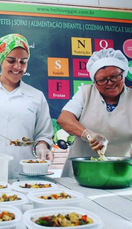 Eliana Oliveira, nossa nutricionista dedicada, une sua expertise profissional com o toque reconfortante de uma verdadeira "comida de mãe", enquanto prepara refeições deliciosas ao lado de sua mãe. Juntas, elas transformam ingredientes simples em pratos irresistíveis, cuidadosamente equilibrados para nutrir tanto o corpo quanto a alma. Com habilidade e carinho, essa dupla dinâmica cria uma experiência gastronômica que vai além do simples ato de alimentar, oferecendo um banquete de sabores que aquecem o coração e satisfazem os sentidos.