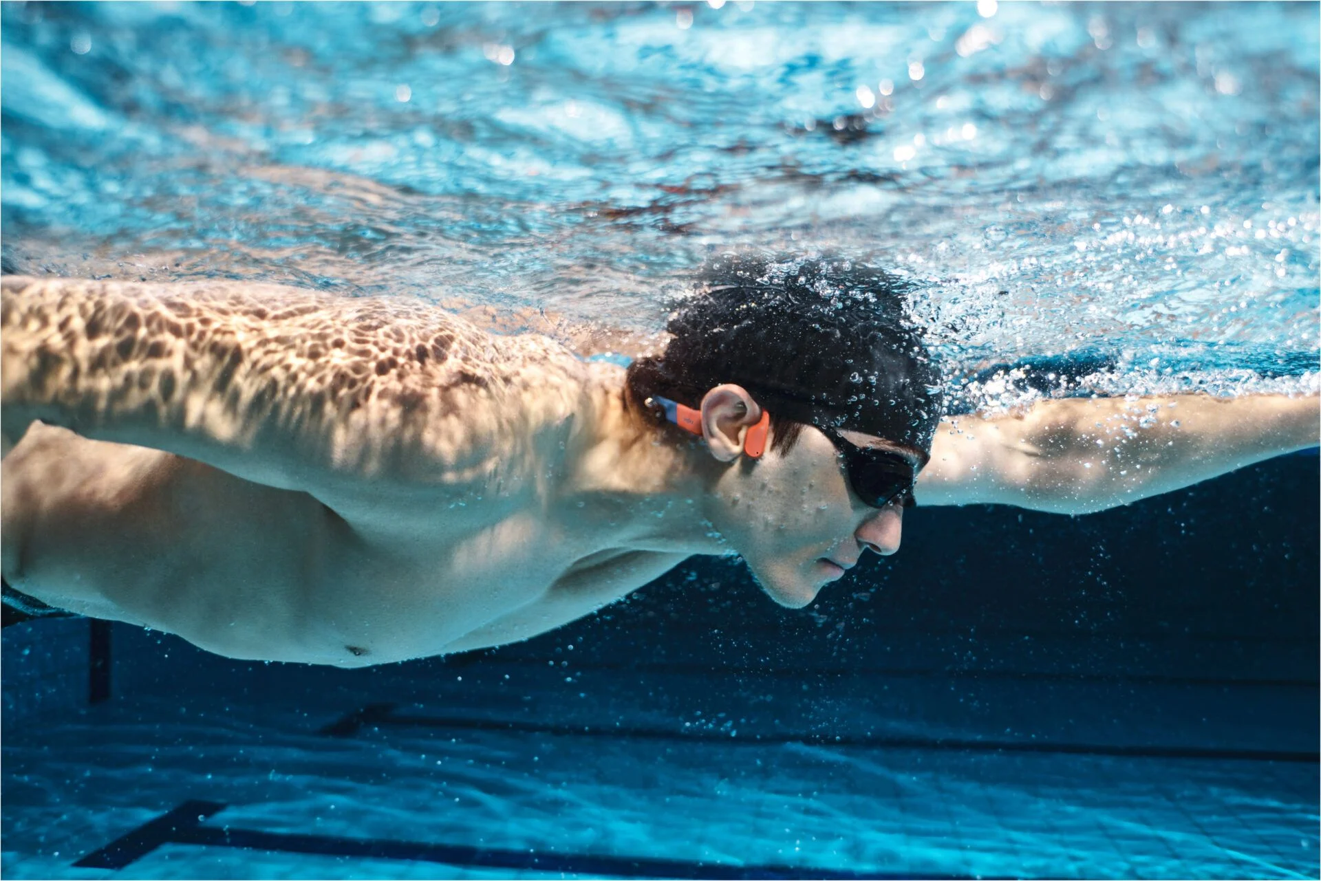 Persona nadando con auriculares bone conduction