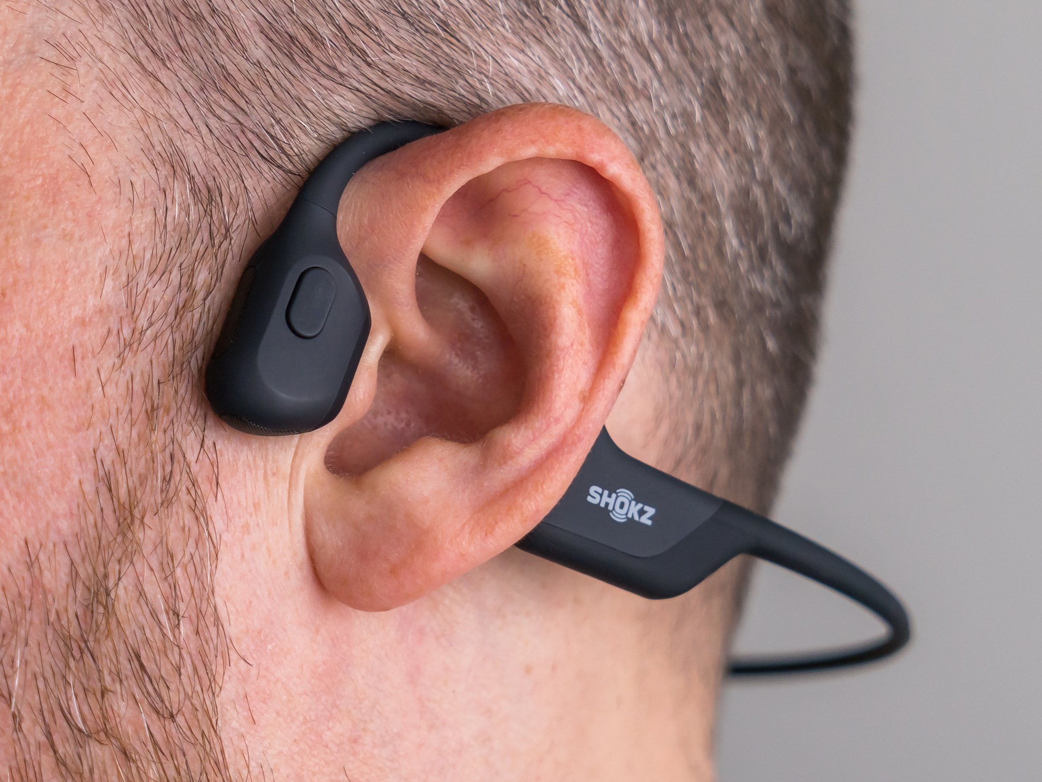 Auriculares Shokz Bone conduction persona de cerca