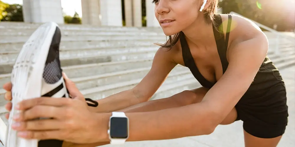 mulher fazendo caminhada, mostrando a durabilidade e resistência dos smartwatch nas atividades ao ar livre