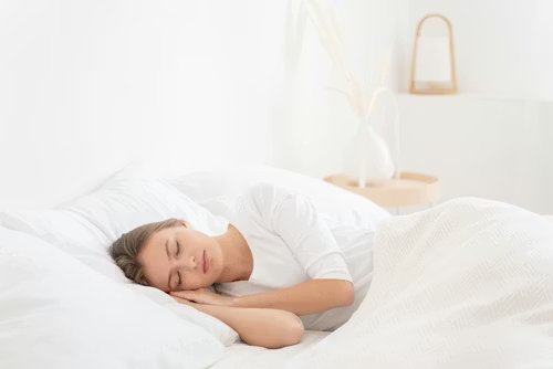 Mujer durmiendo tranquila