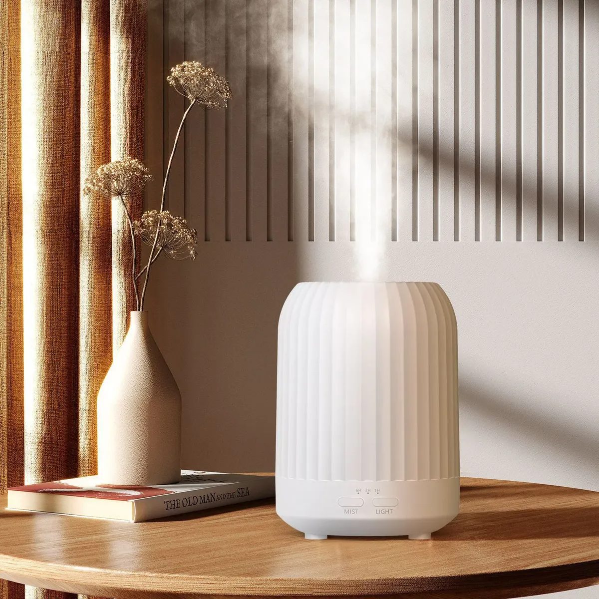 Home Difusor Eléctrico encendido con luz cálida, visto de frente