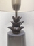 Lámpara de mesa cónica pineapple gris perlado en internet