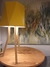 LÁMPARA DE MESA BASE MADERA GUATAMBU PANTALLA AMARILLA - comprar online