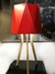 LÁMPARA DE MESA BASE MADERA GUATAMBU PANTALLA ROJA