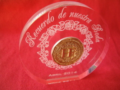 Souvenir moneda personalizada con contenedor de acrílico