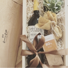 Vino orgánico con suculenta y chocolate - comprar online