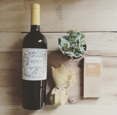Vino orgánico con suculenta y chocolate en internet