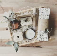Cofre con almohadilla, crema de manos y eco vela
