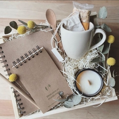 Set de escritorio con anotador y taza