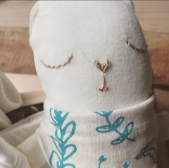 Ajuar de bienvenida con muñeco de apego y eco vela - greengift