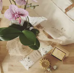 Orquídea con Almohadilla, jabón y vela - comprar online