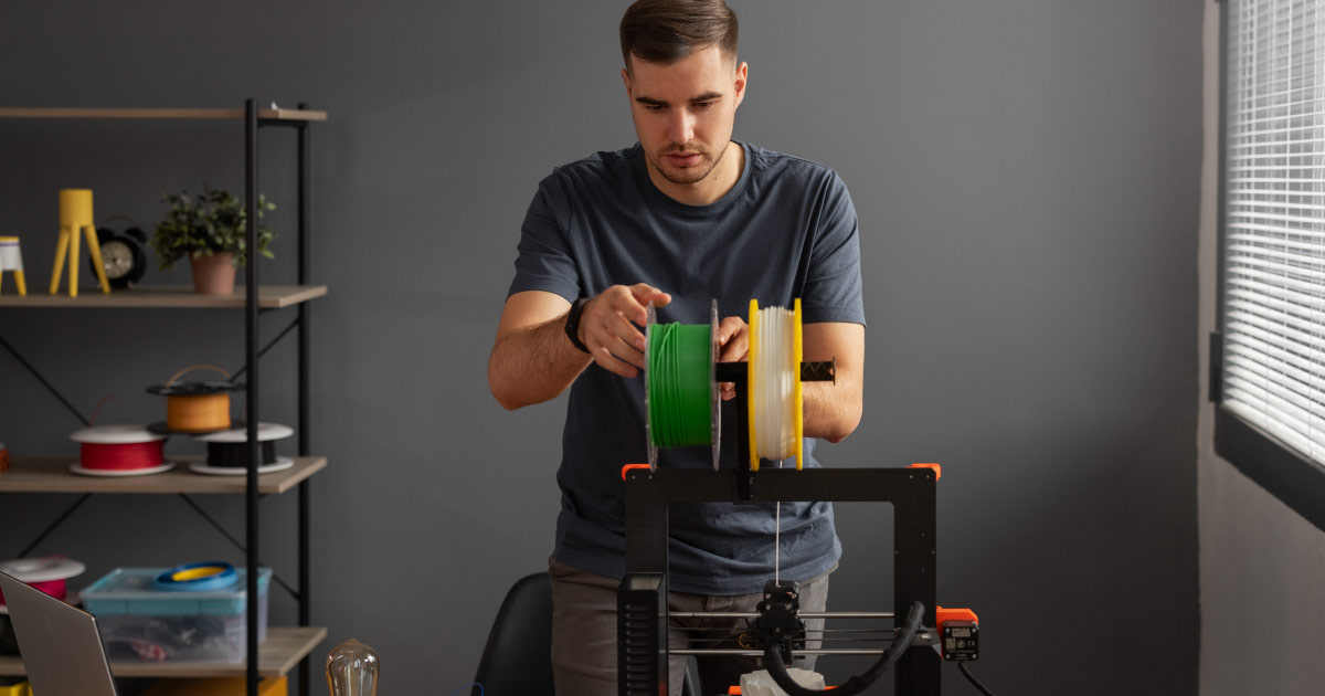 jovem colocando filamento em uma impressora 3D