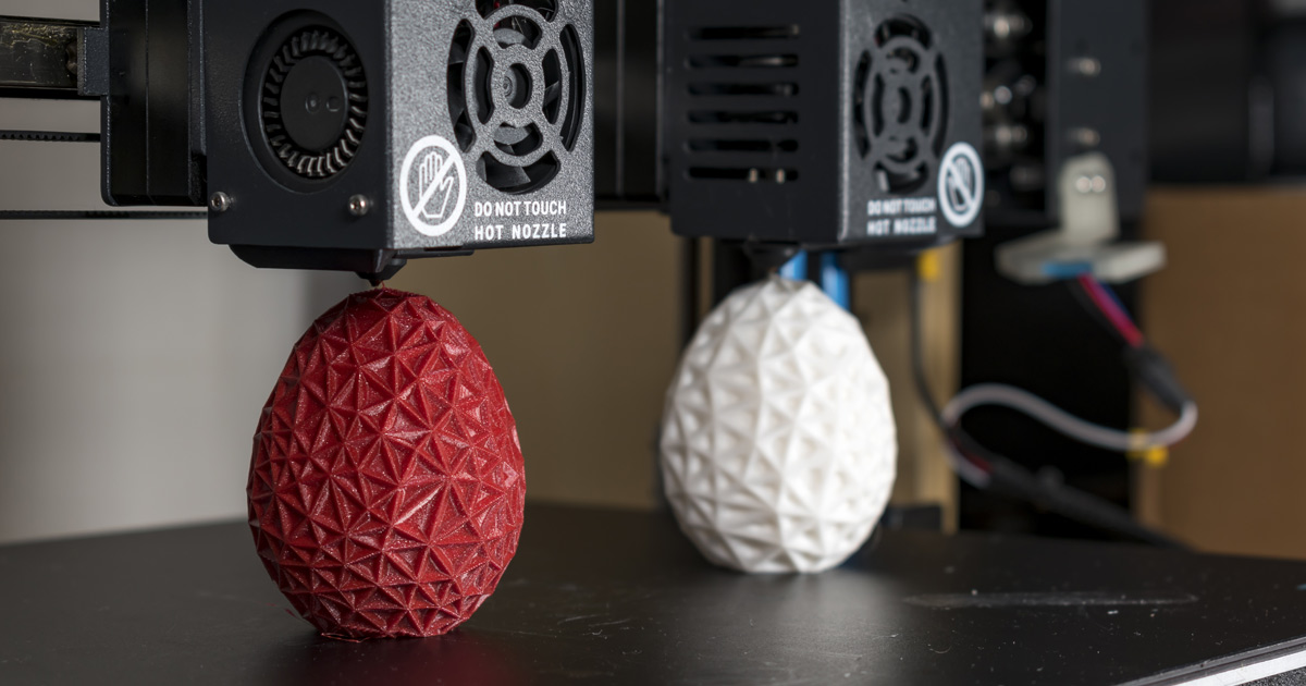 dois objetos idênticos sendo impressos lado a lado em impressora 3D