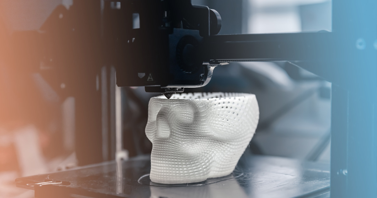 impressora 3D imprimindo uma caveira branca