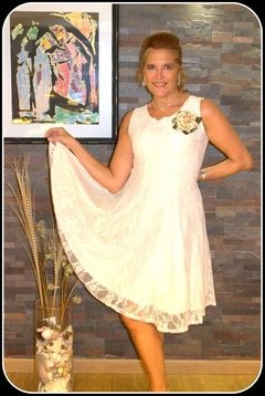 Vestido Romántico con godets en encaje rebordé en internet