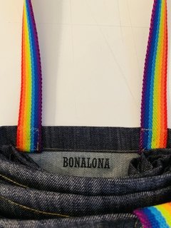 LONA CUADRADA DE JEAN CON TIRAS MULTICOLOR en internet