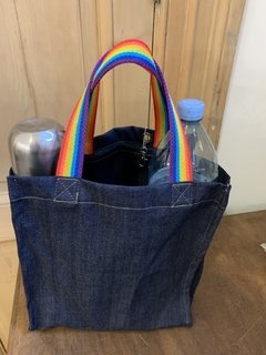 BOLSA MATERA DE JEAN CON TIRAS MULTICOLOR