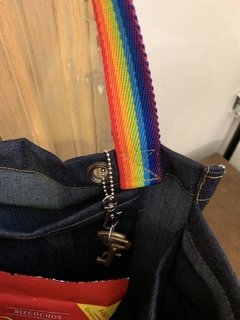 BOLSA MATERA DE JEAN CON TIRAS MULTICOLOR - comprar online