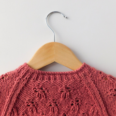Cardigan Nuni - rosa magenta (cochinilla) - EntramadoSur. Moda infantil sostenible