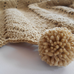 Manta Arrullo - beige verdoso amarillento (radal) - EntramadoSur. Moda infantil sostenible