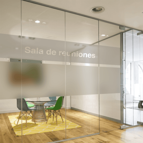 Decoración de vidrios en oficinas