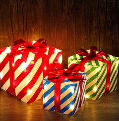 Juego de tres cajas de regalo iluminadas en internet