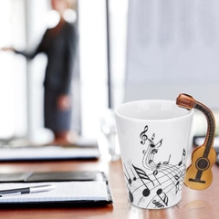 Taza de café guitarra acústica en internet