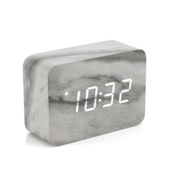 Reloj despertador con diseño de mármol