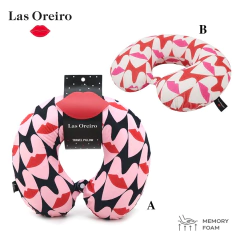 Almohada de Viaje Las Oreiro Diseño de Bocas y Corazones Negra