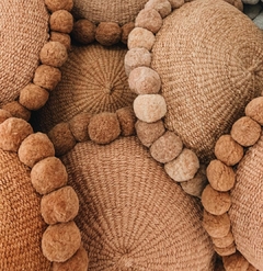 almohadon pompones canela