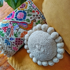 almohadon pompones crema