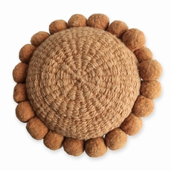 almohadon pompones canela