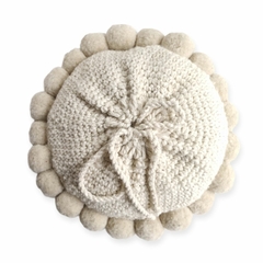 almohadon pompones crema