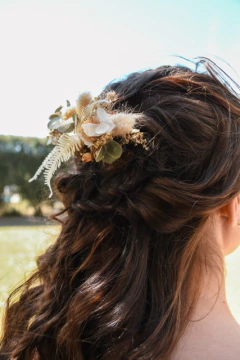 Imagen de Accesorios para novias con flores preservadas