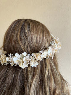 Accesorios para novias con flores preservadas en internet