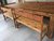 Mesa y bancos para galería