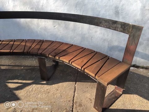 Banco curvo de madera para exterior - SantoMercado