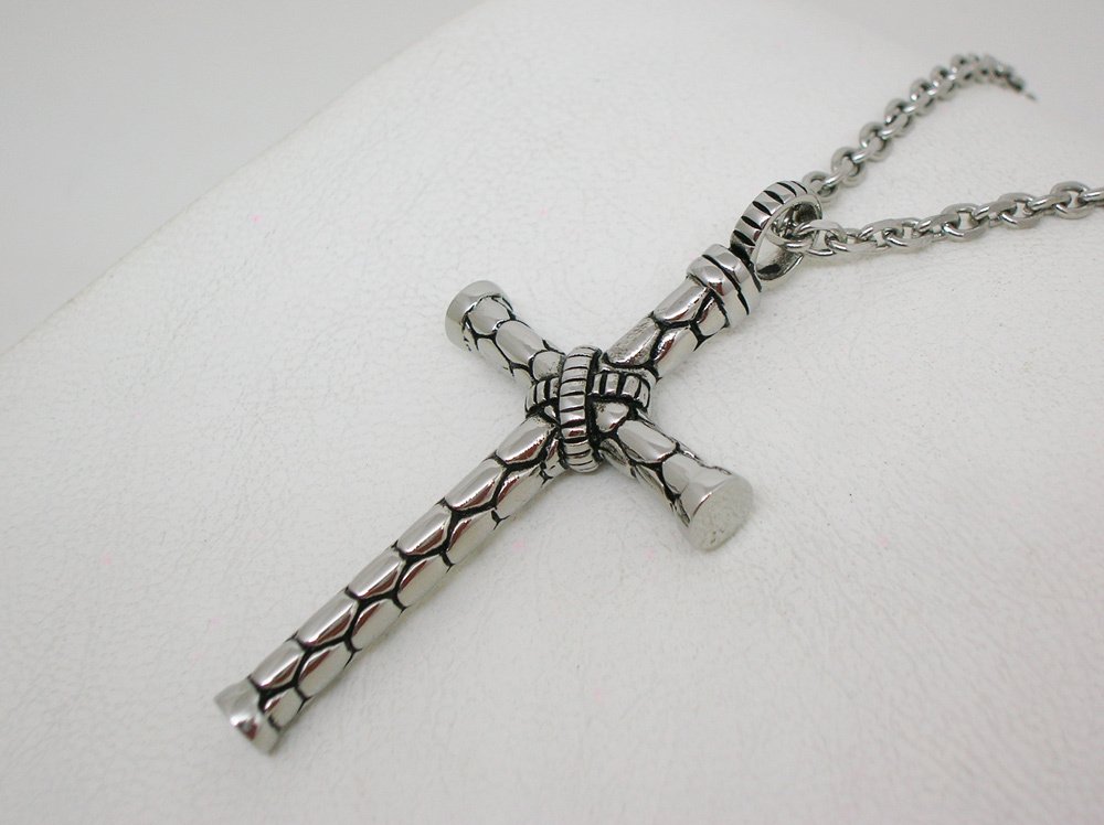 cruz hombre quirúrgico y cadena