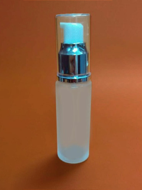 BOTELLA DE VIDRIO FROSTED RECTO 30 ML CON ATOMIZADOR GEL PLATA BRILLANTE BLANCO / PLATA