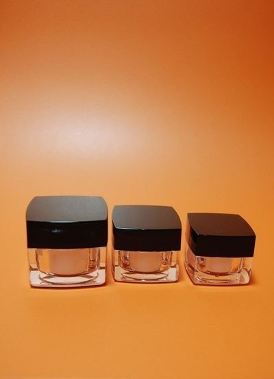 TARRO ACRÍLICO CUADRADO TAPA NEGRA CUERPO BLANCO 50 ML