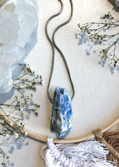 Amuleto Arcanjo Miguel de Cianita azul